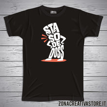Carica l'immagine nel visualizzatore di Gallery, T-shirt divertente con frase in dialetto bergamasco Sta so de doss