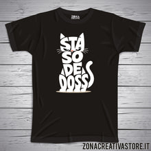 Carica l'immagine nel visualizzatore di Gallery, T-shirt divertente con frase in dialetto bergamasco Sta so de doss 1