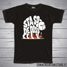 Carica l'immagine nel visualizzatore di Gallery, T-shirt divertente con frase in dialetto bergamasco Sta so de doss
