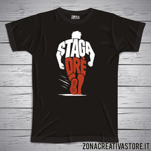 Carica l'immagine nel visualizzatore di Gallery, T-shirt divertente con frase in dialetto bergamasco Staga dre