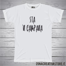 Carica l&#39;immagine nel visualizzatore di Gallery, T-shirt divertente con frase in dialetto romano STA &#39;N CAMPANA