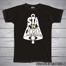 Carica l'immagine nel visualizzatore di Gallery, T-shirt divertente con frase in dialetto Stà 'n campana