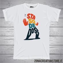 Carica l'immagine nel visualizzatore di Gallery, T-shirt divertente con frase in dialetto bergamasco Sta so de doss 2