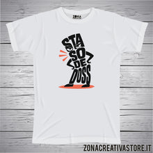 Carica l'immagine nel visualizzatore di Gallery, T-shirt divertente con frase in dialetto bergamasco Sta so de doss