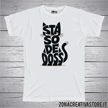 Carica l'immagine nel visualizzatore di Gallery, T-shirt divertente con frase in dialetto bergamasco Sta so de doss 1