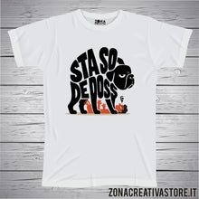Carica l'immagine nel visualizzatore di Gallery, T-shirt divertente con frase in dialetto bergamasco Sta so de doss
