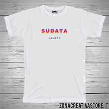 Carica l&#39;immagine nel visualizzatore di Gallery, T-shirt SUDATA DENTRO