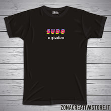 Carica l&#39;immagine nel visualizzatore di Gallery, T-shirt SUDO E GIUDICO