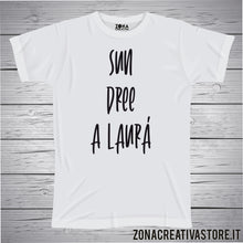 Carica l&#39;immagine nel visualizzatore di Gallery, T-shirt divertente con frase in dialetto milanese Sun dree a laurà