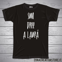 Carica l&#39;immagine nel visualizzatore di Gallery, T-shirt divertente con frase in dialetto milanese Sun dree a laurà