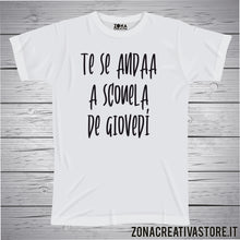 Carica l&#39;immagine nel visualizzatore di Gallery, T-shirt divertente con frase in dialetto milanese Te se andaa a scouela de giovedì