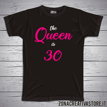 Carica l&#39;immagine nel visualizzatore di Gallery, T-shirt per festa di compleanno THE QUEEN IS 30