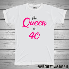 Carica l&#39;immagine nel visualizzatore di Gallery, T-shirt per festa di compleanno THE QUEEN IS 40