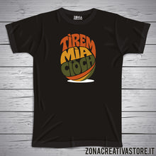 Carica l'immagine nel visualizzatore di Gallery, T-shirt divertente con frase in dialetto bergamasco Tìrem mia ciòch