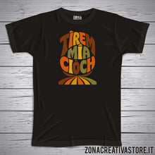Carica l'immagine nel visualizzatore di Gallery, T-shirt divertente con frase in dialetto bergamasco Tìrem mia ciòch