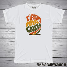 Carica l'immagine nel visualizzatore di Gallery, T-shirt divertente con frase in dialetto bergamasco Tìrem mia ciòch