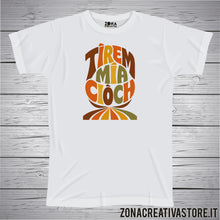 Carica l'immagine nel visualizzatore di Gallery, T-shirt divertente con frase in dialetto bergamasco Tìrem mia ciòch