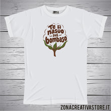 Carica l'immagine nel visualizzatore di Gallery, T-shirt divertente con frase in dialetto veneto Te si nasùo sul bombaso