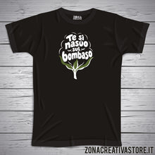 Carica l'immagine nel visualizzatore di Gallery, T-shirt divertente con frase in dialetto veneto Te si nasùo sul bombaso