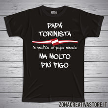 Carica l&#39;immagine nel visualizzatore di Gallery, T-shirt festa del papà PAPA&#39; TORINISTA IN PRATICA UN PAPA&#39; NORMALE MA MOLTO PIU&#39; FIGO