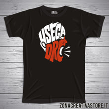 Carica l'immagine nel visualizzatore di Gallery, T-shirt divertente con frase in dialetto bergamasco Usega dre 1