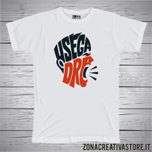Carica l'immagine nel visualizzatore di Gallery, T-shirt divertente con frase in dialetto bergamasco Usega dre 1