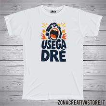 Carica l'immagine nel visualizzatore di Gallery, T-shirt divertente con frase in dialetto bergamasco Usega dre