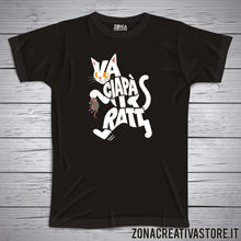 Carica l'immagine nel visualizzatore di Gallery, T-shirt divertente con frase in dialetto milanese disegno VA A CIAPA' I RATT