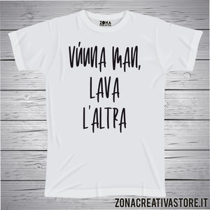 T-shirt divertente con frase in dialetto milanese Vùnna man, lava l'latra