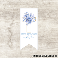 Carica l&#39;immagine nel visualizzatore di Gallery, ADESIVO TAG A FORMA DI BANDIERA PER COMUNIONE DISPONIBILI IN 3 COLORI: ROSA, AZZURRO E AVORIO - MISURA H. 5 x 2 CM. Cod. CO007