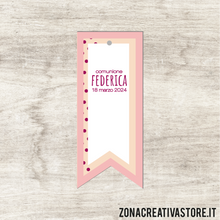 Carica l&#39;immagine nel visualizzatore di Gallery, TAG IN CARTONCINO A FORMA DI BANDIERA PER COMUNIONE DISPONIBILI IN 3 COLORI: ROSA, AZZURRO E AVORIO - MISURA H. 5x2 CM. Cod. CO006