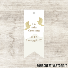 Carica l&#39;immagine nel visualizzatore di Gallery, TAG IN CARTONCINO A FORMA DI BANDIERA PER CRESIMA DISPONIBILI IN 3 COLORI DIVERSI - MISURA H. 5x2 CM. Cod. CR009