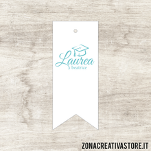 Carica l&#39;immagine nel visualizzatore di Gallery, TAG IN CARTONCINO A FORMA DI BANDIERA PER LAUREA DISPONIBILI IN 3 COLORI DIVERSI - MISURA H. 5x2 CM. Cod. LA007