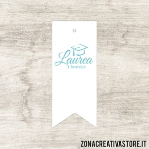 TAG IN CARTONCINO A FORMA DI BANDIERA PER LAUREA DISPONIBILI IN 3 COLORI DIVERSI - MISURA H. 5x2 CM. Cod. LA007