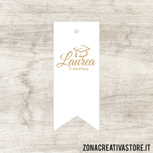 Carica l&#39;immagine nel visualizzatore di Gallery, TAG IN CARTONCINO A FORMA DI BANDIERA PER LAUREA DISPONIBILI IN 3 COLORI DIVERSI - MISURA H. 5x2 CM. Cod. LA007