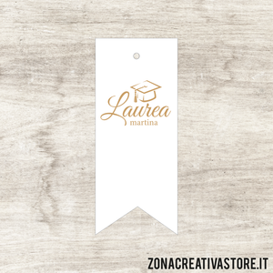 TAG IN CARTONCINO A FORMA DI BANDIERA PER LAUREA DISPONIBILI IN 3 COLORI DIVERSI - MISURA H. 5x2 CM. Cod. LA007