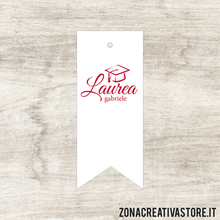 Carica l&#39;immagine nel visualizzatore di Gallery, TAG IN CARTONCINO A FORMA DI BANDIERA PER LAUREA DISPONIBILI IN 3 COLORI DIVERSI - MISURA H. 5x2 CM. Cod. LA007