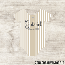 Carica l&#39;immagine nel visualizzatore di Gallery, TAG A FORMA DI BODY BATTESIMO DISPONIBILI IN 3 COLORI: ROSA, AZZURRO E AVORIO - MISURA H. 4,6x3,8 CM. Cod. BA030