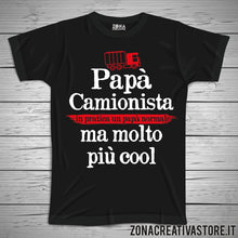 Carica l&#39;immagine nel visualizzatore di Gallery, T-shirt festa del papà PAPA&#39; CAMIONISTA IN PRATICA UN PAPA&#39; NORMALE MA MOLTO PIU&#39; COOL