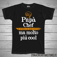 Carica l&#39;immagine nel visualizzatore di Gallery, T-shirt festa del papà PAPA&#39; CHEF IN PRATICA UN PAPA&#39; NORMALE MA MOLTO PIU&#39; COOL