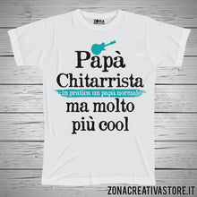 Carica l&#39;immagine nel visualizzatore di Gallery, T-shirt festa del papà PAPA&#39; CHITARRISTA IN PRATICA UN PAPA&#39; NORMALE MA MOLTO PIU&#39; COOL