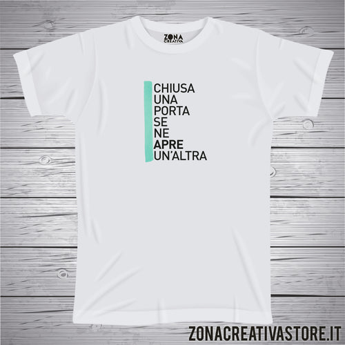T-shirt luoghi comuni CHIUSA UNA PORTA SE NE APRE UN'ALTRA