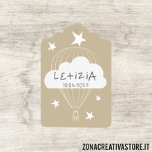 Carica l&#39;immagine nel visualizzatore di Gallery, TAG A FORMA DI TAG CLASSICO PER BATTESIMO DISPONIBILI IN 3 COLORI: ROSA, AZZURRO E AVORIO - MISURA H. 4,3x3 CM. Cod. BA006