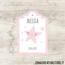 Carica l&#39;immagine nel visualizzatore di Gallery, TAG A FORMA DI TAG CLASSICO PER BATTESIMO DISPONIBILI IN 3 COLORI: ROSA, AZZURRO E AVORIO - MISURA H. 4,3x3 CM. Cod. BA001