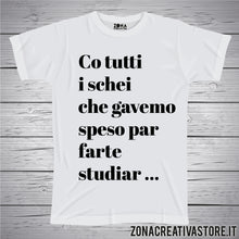 Carica l&#39;immagine nel visualizzatore di Gallery, T-shirt divertente con frase in dialetto veneto CO TUTTI I SCHEI CHE GAVEMO SPESO PER FARTE STUDIAR ...