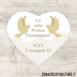 ADESIVO TAG A FORMA DI CUORE PER COMUNIONE DISPONIBILI IN 3 COLORI: ROSA, AZZURRO E AVORIO - MISURA H. 4,1 x 4,8 CM. Cod. CO009