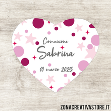 Carica l&#39;immagine nel visualizzatore di Gallery, ADESIVO TAG A FORMA DI CUORE PER COMUNIONE DISPONIBILI IN 3 COLORI: ROSA, AZZURRO E AVORIO - MISURA H. 4,1 x 4,8 CM. Cod. CO008