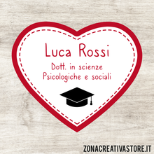 Carica l&#39;immagine nel visualizzatore di Gallery, ADESIVI A FORMA DI CUORE PER LAUREA DISPONIBILI IN 3 COLORI DIVERSI - MISURA H. 4,1x4,8 CM. Cod. LA001