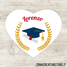 Carica l&#39;immagine nel visualizzatore di Gallery, ADESIVI A FORMA DI CUORE PER LAUREA DISPONIBILI IN 3 COLORI DIVERSI - MISURA H. 4,1x4,8 CM. Cod. LA010