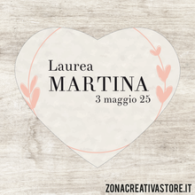 Carica l&#39;immagine nel visualizzatore di Gallery, ADESIVI A FORMA DI CUORE PER LAUREA DISPONIBILI IN 3 COLORI DIVERSI - MISURA H. 4,1x4,8 CM. Cod. LA004